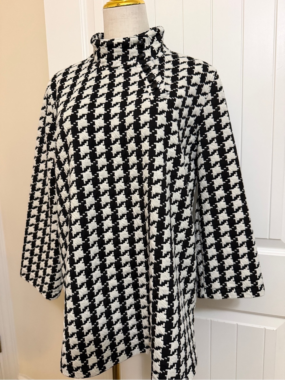 Multiples Black & White Houndstooth Top w/ Mock Neck with Buttons Sz L